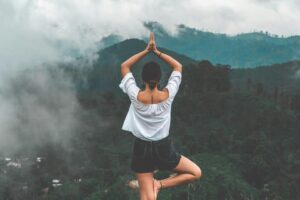 Frau in einer Yogaposition